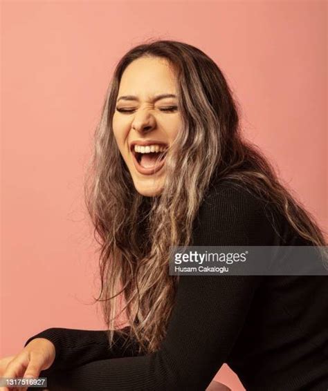 笑う 女性 横顔 ストックフォトと画像 Getty Images