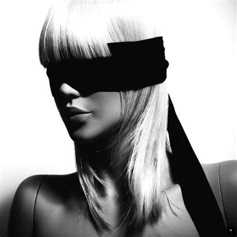Фото Девушка манекен с черной повязкой на глазах от фирмы Bijoux Indiscrets