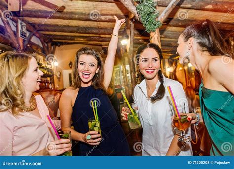 Jeunes Belles Femmes Avec Des Cocktails Dans La Barre Ou Le Club Photo Stock Image Du Sortant