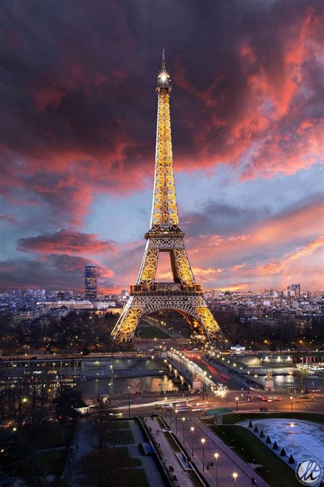La Tour Eiffel En Contre Jour Sur Un Ciel Nuageux Tour Eiffel Papier
