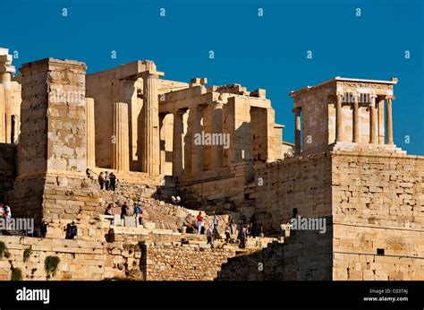Les Propylées de l acropole d Athènes avec le temple d Athéna Nike sur le côté supérieur droit