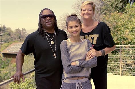 Zendaya still lives at home with her parent, mother claire stoermer. Zendaya Parents, Siblings, Who is she dating? - Vecamspot