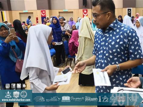 You may submit your scholarship application online at borang permohonan biasiswa petronas online. Mohd Sharkar's The Official Blog: Majlis Penyampaian ...