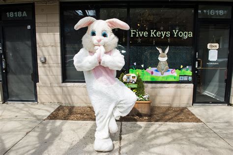 Families Can Pose With Easter Bunny Play Holiday Themed Games At Roscoe Village Bunny Hop
