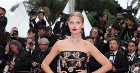 Toni Garrn Portant Des Bijoux Messika Lors De La Montée Des Marches