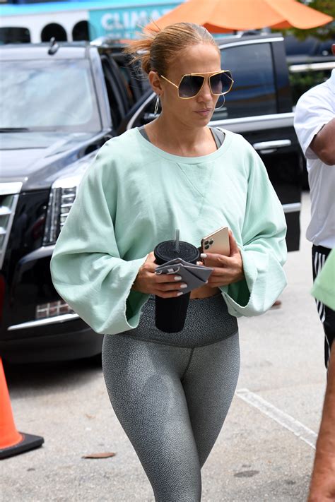 Jennifer Lopez Reaparece Luciendo Unos Arriesgados Leggings Grises Vogue