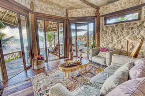 The hotel is inside parque nacional tulum, is located 1.5 miles from tulum archeological site and 1.7 miles from bus station tulum ruins. Ahau Tulum: el hotel ecológico que es de Roberto ...