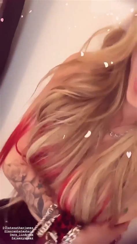 Avril Lavigne Displays Her Tits