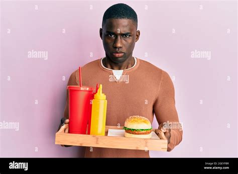 Joven Afroamericano Comiendo Una Deliciosa Hamburguesa Clásica Y