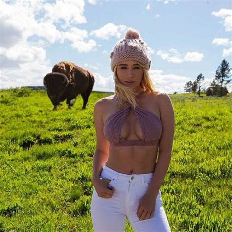 Sara Jean Underwood Is Taking Sexy Photos Across America Pics