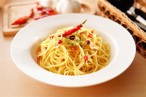 Spaghete Aglio E Olio Re Et Din Buc T Ria Italian Hellotaste Ro