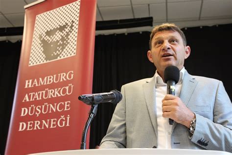 Özden ertürk ile evli olan türker ertürk'ün deniz sinem ertürk i̇lhan ve berrak ertürk adlarında iki kız çocuğu vardır. Türker Ertürk: "Tayyip Erdoğan kazanmadı, Türkiye kaybetti ...