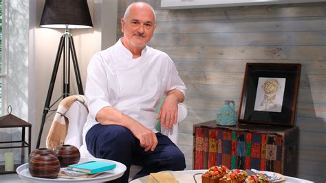 Un programa de cocina que nos deleita con la elaboración de exquisitas y económicas recetas, notas junto a ellos, participan del programa el nutricionista diego sívori, y el cocinero lucho garcía. Osvaldo Gross | Cocineros - Canal Cocina