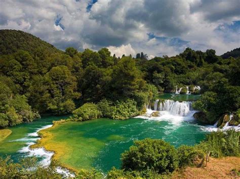 Located in the balkans, croatia has become one of europa's top tourist destination again since it's war of independence in the late croatia is a country of paradoxes. The Best Places To Visit In Croatia - Business Insider