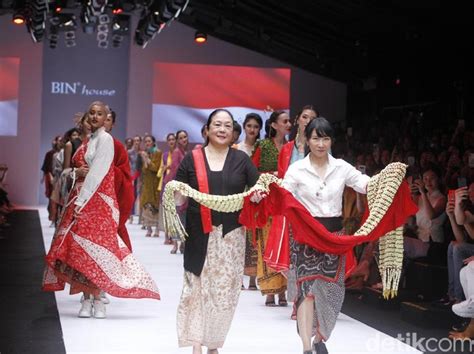 Indahnya Lambaian Kain Batik Sutra Karya Obin Di Jakarta Fashion Week 2019