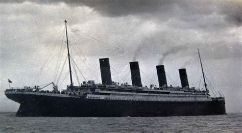Fine weather started to pick up bodies at six a.m. La chimenea tonta del Titanic