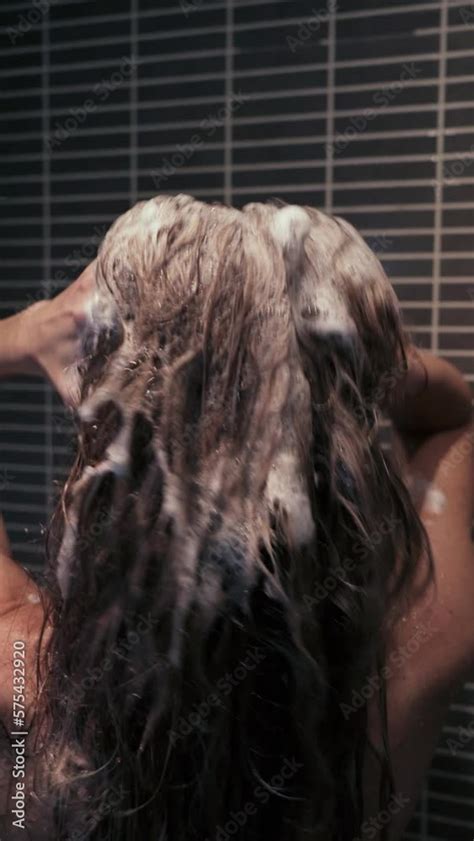 4k Film Rear View Of Naked Blonde Woman Soaping Her Hair A Shower In A Bathroom Vídeo De Stock