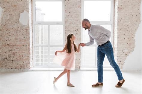 Hija Y Papá Bailando El Día Del Padre Foto Premium