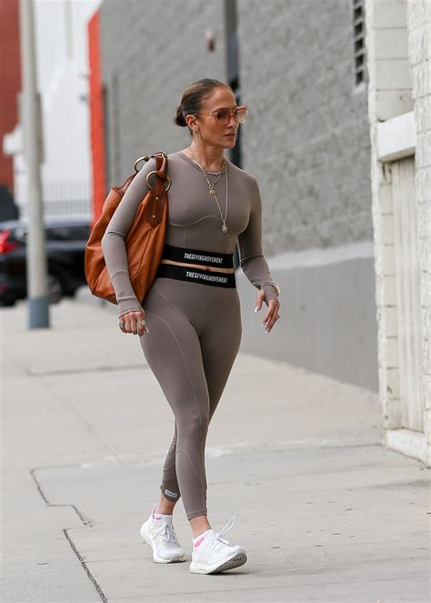 Jennifer Lopez Lleva Leggings Café Latte Para El Gimnasio Con Tenis