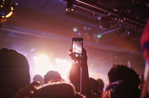 Theres Now A Scientific Reason Why You Shouldnt Take Pictures At Gigs