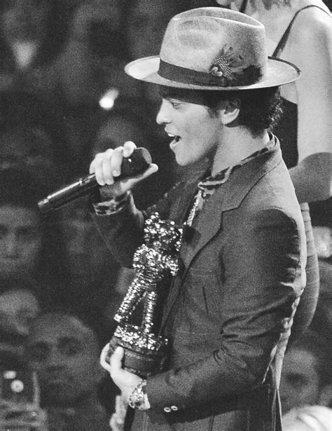 Bruno Mars Wins Best Male Video Award 2013