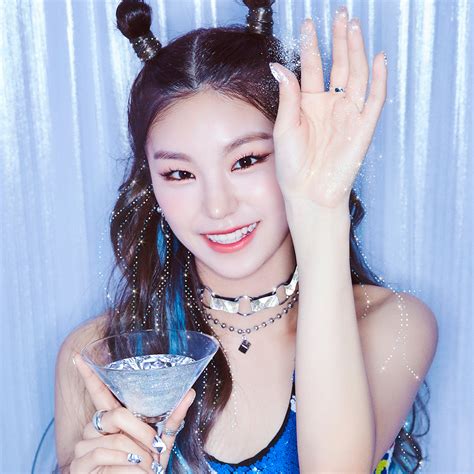 Itzy's 'it'z icy' lia version. ITZY It'z Icy Concept / Profile Photos - K-Pop Database ...