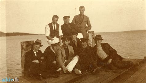 Arkivdk Sejlsportsfolk Fra Vejle På Bro Ved Brejning Strand 1920 22