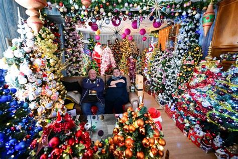 Paar stellt 555 Weihnachtsbäume in seinem Haus auf Vorarlberger