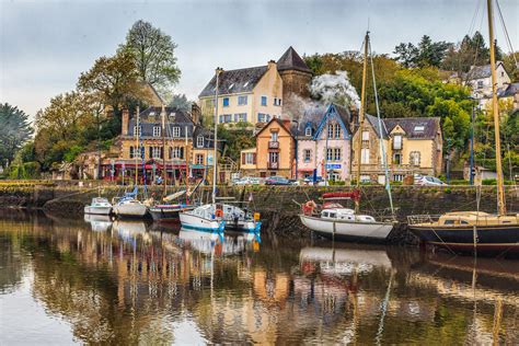 Wild und rau ist die felsküste der halbinsel, auf der ein ebenso eigenwilliges völkchen lebt. Fünf fotogene Städtchen in der Bretagne - frankreich ...