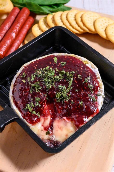 Easy Baked Brie With Jam Zonas Lazy Recipes