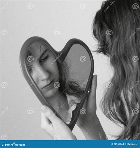 Miroir De Coeur Avec Le Visage De Filles Photo Stock Image Du Fond Approfondi