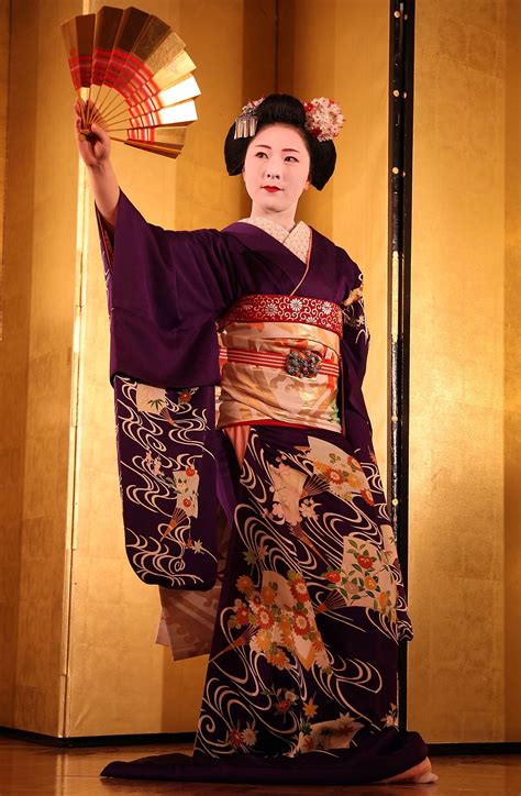 Geisha Girl With Fan Japanese Geisha Japanese Beauty Japanese Kimono Dance Photography