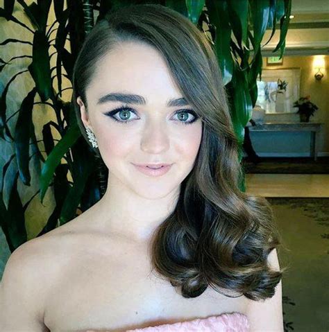 Maisie Williams Awesome Profile Pics Whats Up Today