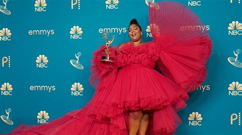 Lizzo Plays 200 Year Old Crystal Flute Owned By Us President James Madison Itv News