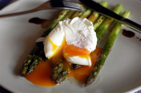 5 Tips For A Perfect Poached Egg Organic Authority