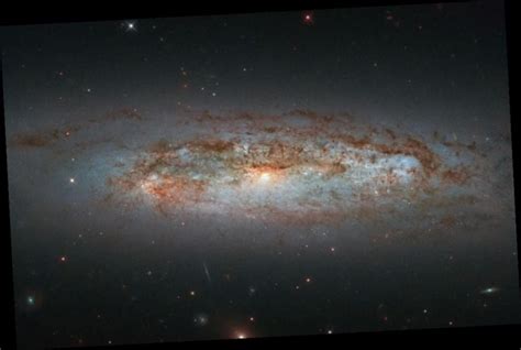 Nasas Hubble Captures Dazzling Distant Galaxy