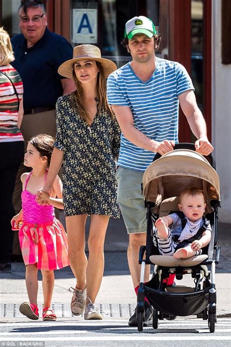 Keri Russell Steps Out With Matthew Rhys And Kids In Ny Daily Mail Online
