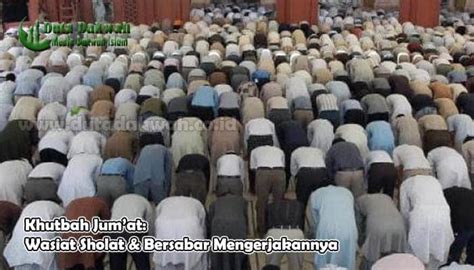 Sholat jumat merupakan sholat yang dilakukan pada hari jumat seperti masuknya waktu shalat dzuhur yang dikerjakan dua rakaat setelah dua khutbah. √ Khutbah Jum'at: Wasiat Sholat & Bersabar Mengerjakannya