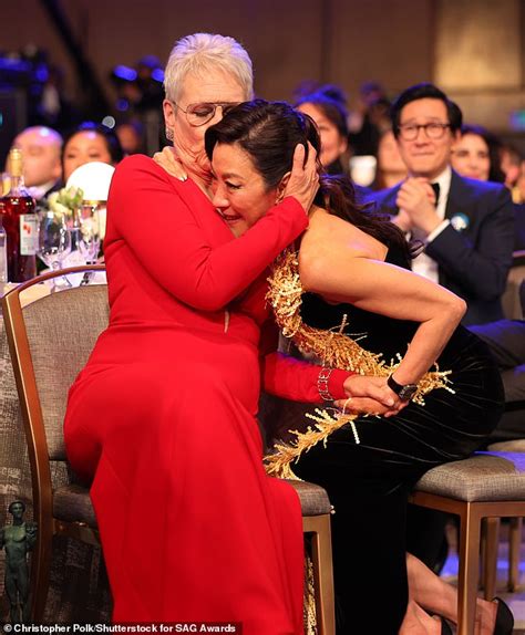 Sag Awards 2023 Jamie Lee Curtis Plants Kiss On Michelle Yeohs Lips