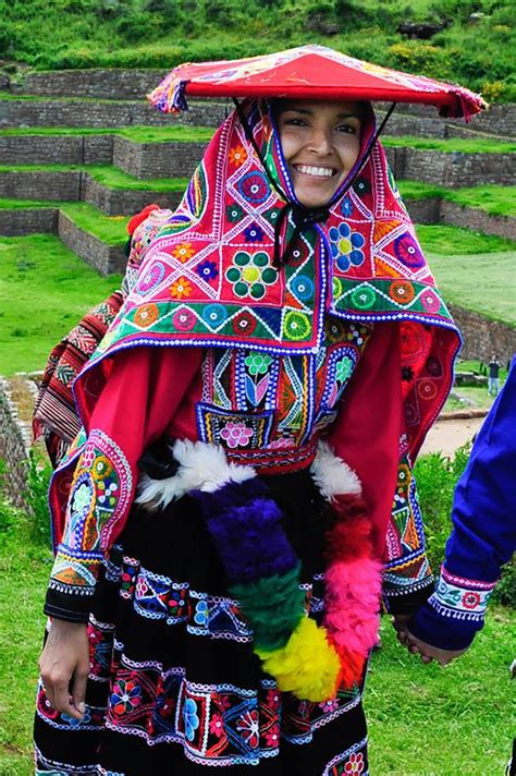 Traditional Peruvian Bride In Sacred Valley Near Cuzco Peru Roupas
