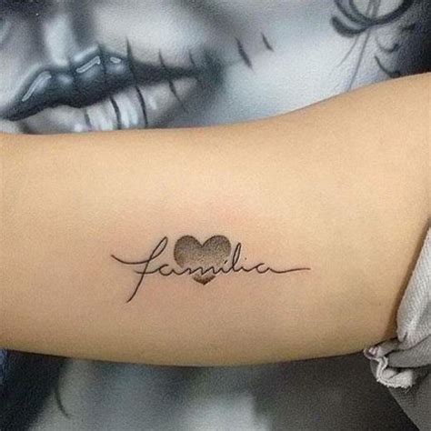 Frase Familia Y Corazón Tatuajes Para Mujeres