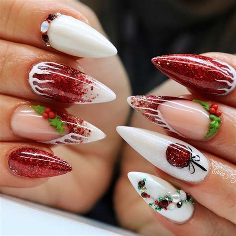 Christmas Nails One Hand Red One Green Apply Red Nail Polish To All Of The Nails Mundopiagarcia