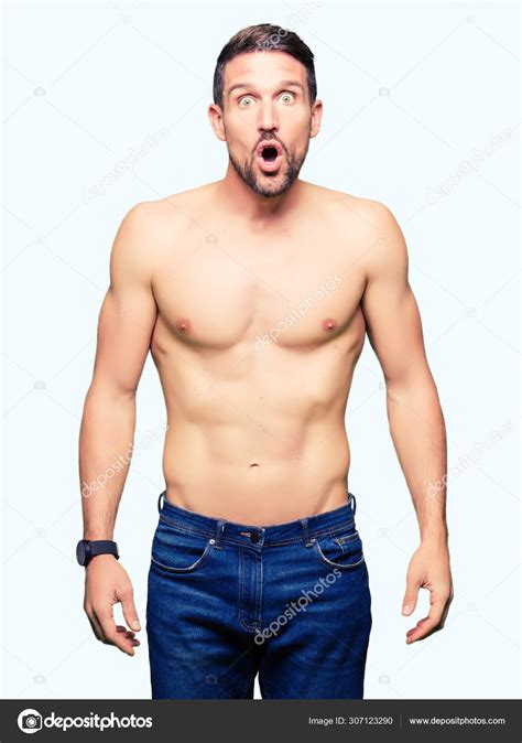 Bonito Homem Sem Camisa Mostrando Peito Com Medo Chocado Com Fotos