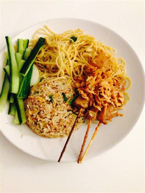 Lihat juga resep nasi goreng kampung enak lainnya. Nasi/bamie goreng saté ayam