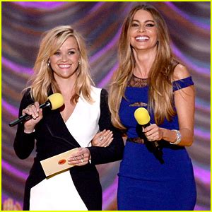 Reese Witherspoon Sofia Vergara Present Best Kiss At Mtv Movie Awards