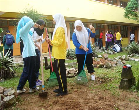 Wei jie membuang sampah ke dalam tong sampah yang besar untuk menjaga kebersihan persekitaran kampung. GAMBAR AKTIVITI KOKURIKULUM SEMESCO: GOTONG ROYONG PERDANA ...