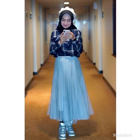 Simpel dan elegan ini 10 ide outfit bukber ala mega iskanti casual hijab outfit hijab chic perlengkapan hijab. 10 Inspirasi OOTD Bukber Ala Ria Ricis, Gak Ribet & Mudah ...