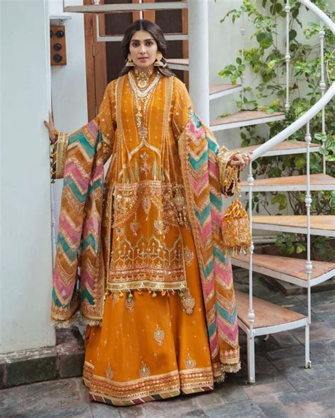 Ayeza Khan Looks Glorious In Vibrant Mehndi Outfit Lens
