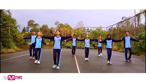 Kadang kala, senam irama juga menggunakan properti seperti bola, tali, atau pita. iKON - LOVE SCENARIO (SENAM IRAMA DANGDUT) - YouTube