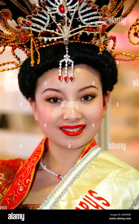 Frau Aus China Portrait Woman Girl From China In National Garb Asian Beauty Queen Miss Stock